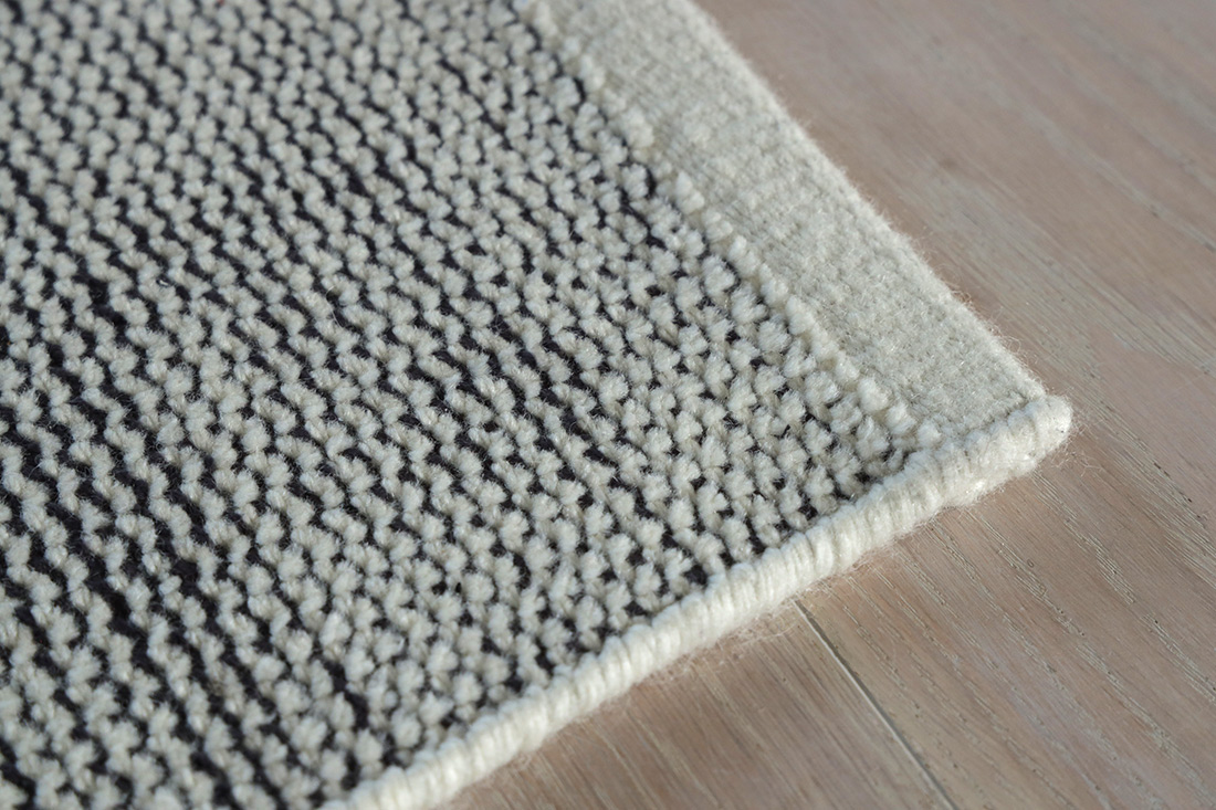 クヴァドラ カノン ホワイト ラグの織り目アップ