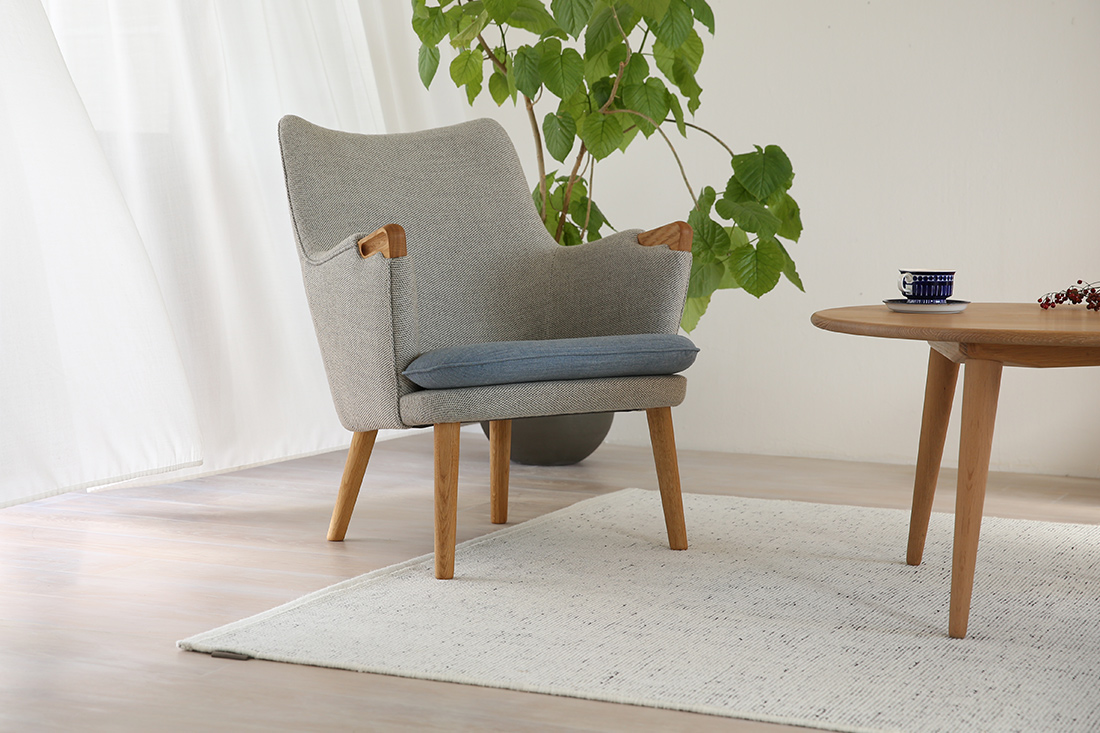 クヴァドラ カノン ホワイト ラグとラウンジチェアのスタイリング