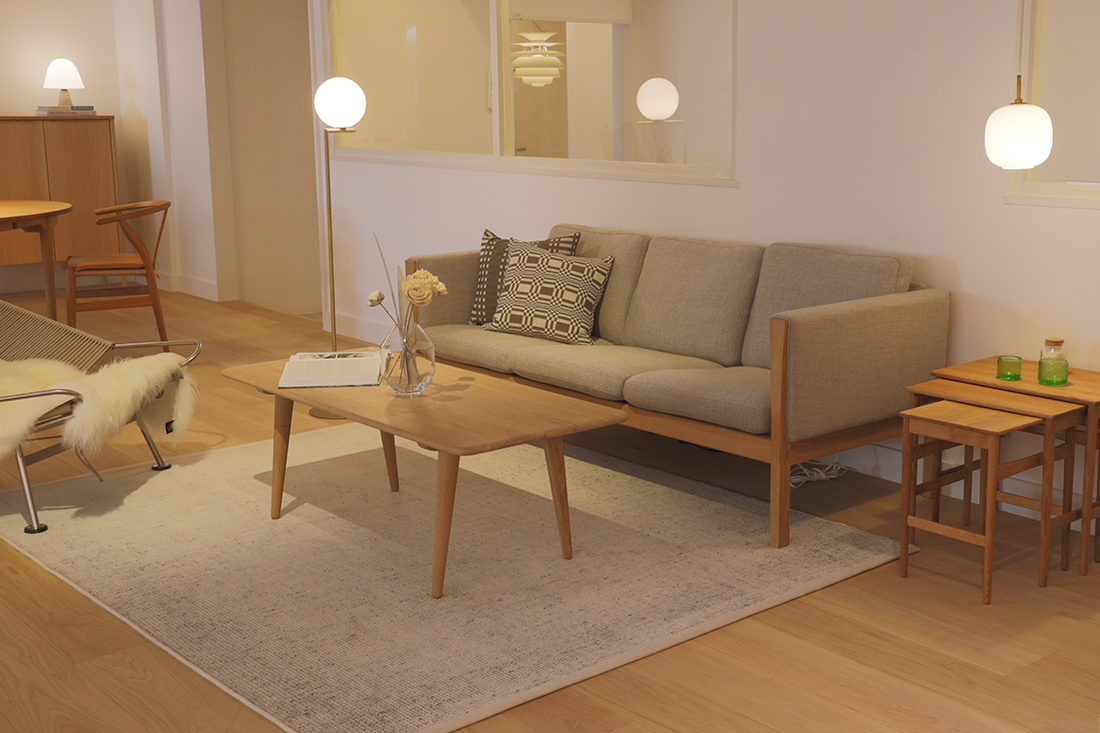 クヴァドラ カノン ホワイト ラグのリビングスタイリング