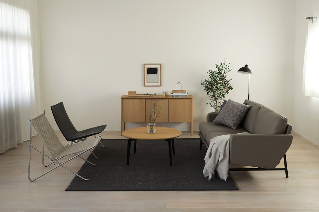 クヴァドラ カノン ホワイト ラグのリビングスタイリング