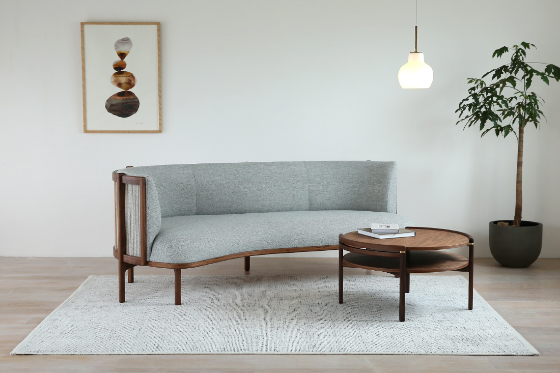 クヴァドラ カノン ホワイト ラグのリビングスタイリング