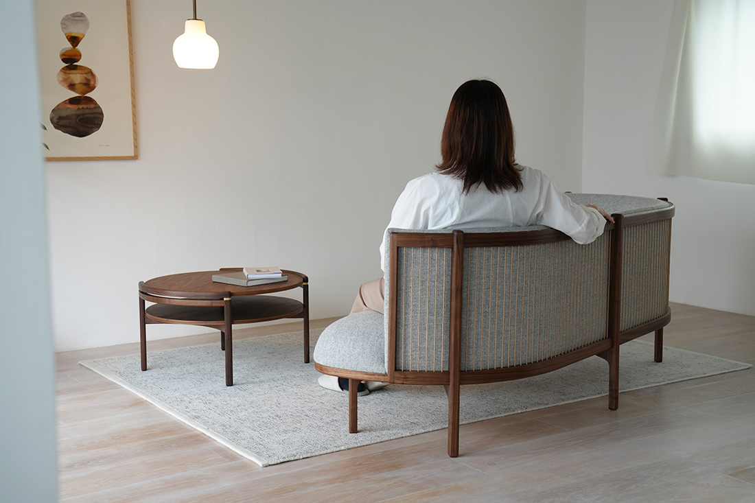 クヴァドラ カノン ホワイト ラグのリビングスタイリング