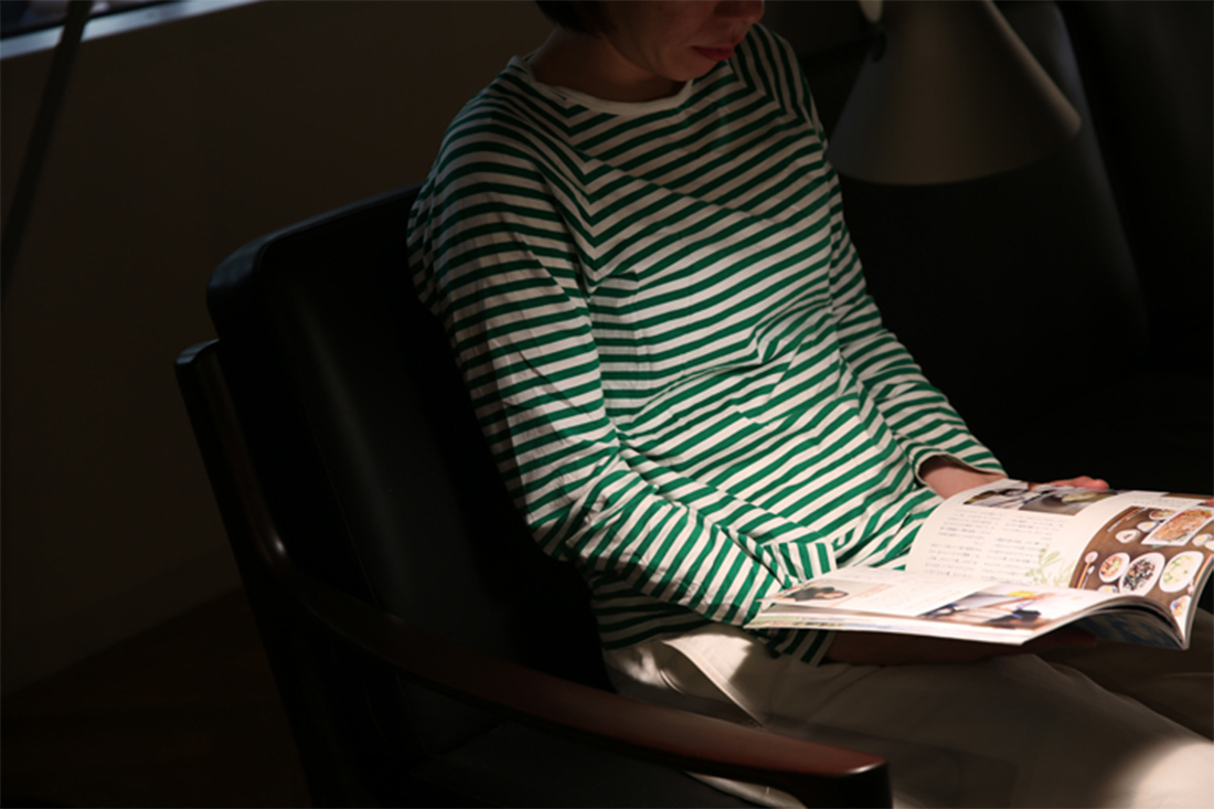 ソファで読書する女性
