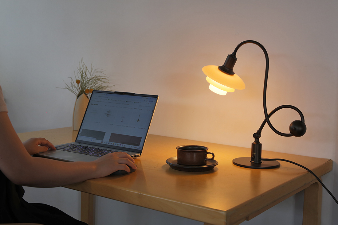 PH 1/1 Piano Table Lamp デスクランプ使用例