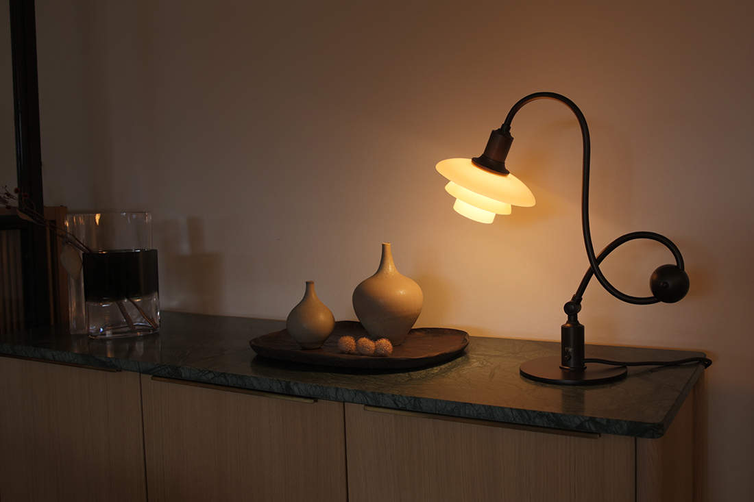 サイドボードに置いたPH 1/1 Piano Table Lamp