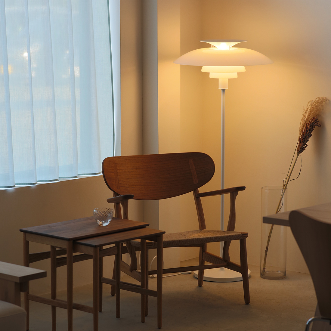 PH 80フロアランプのホワイトのインテリア