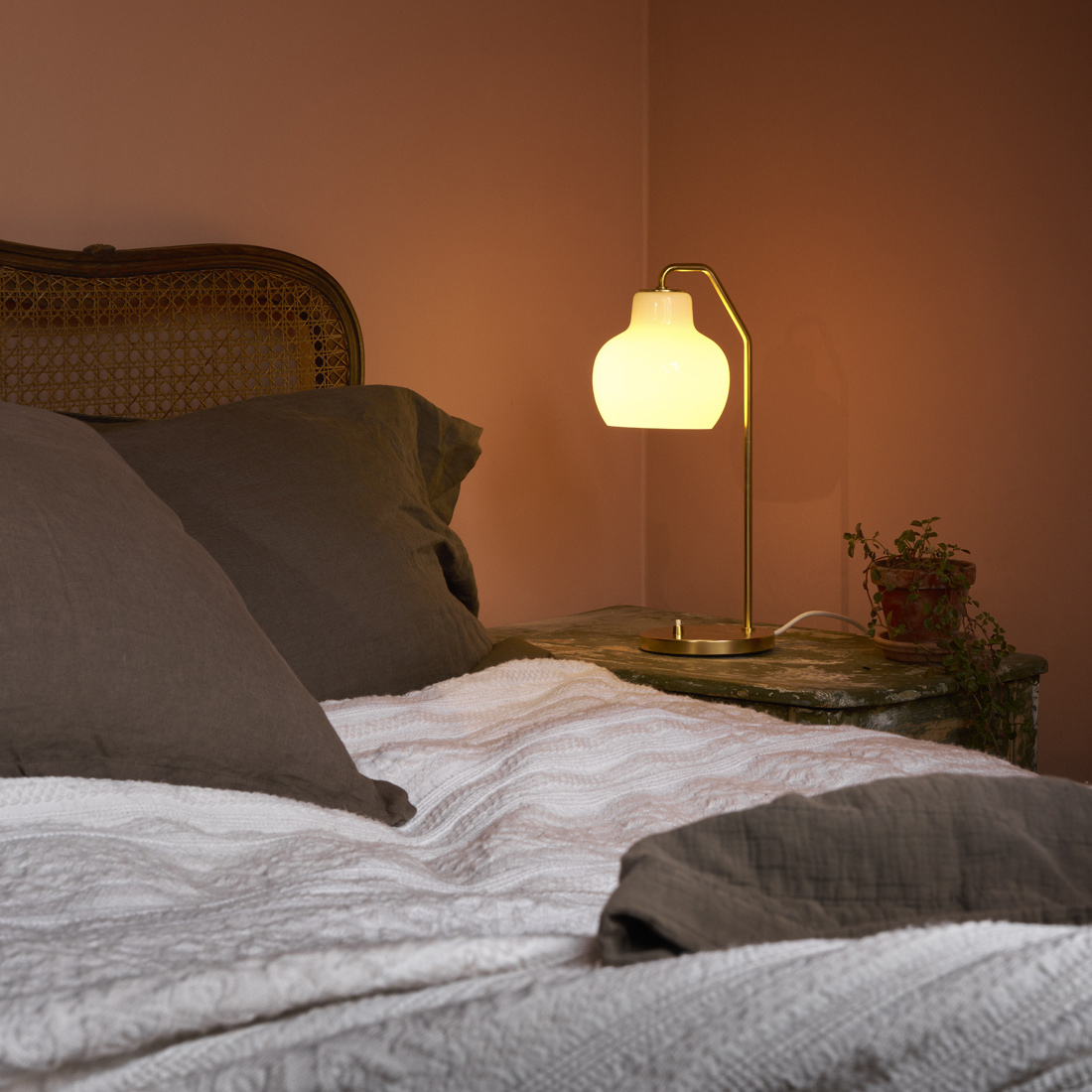 VL Ring Crown Table Lamp