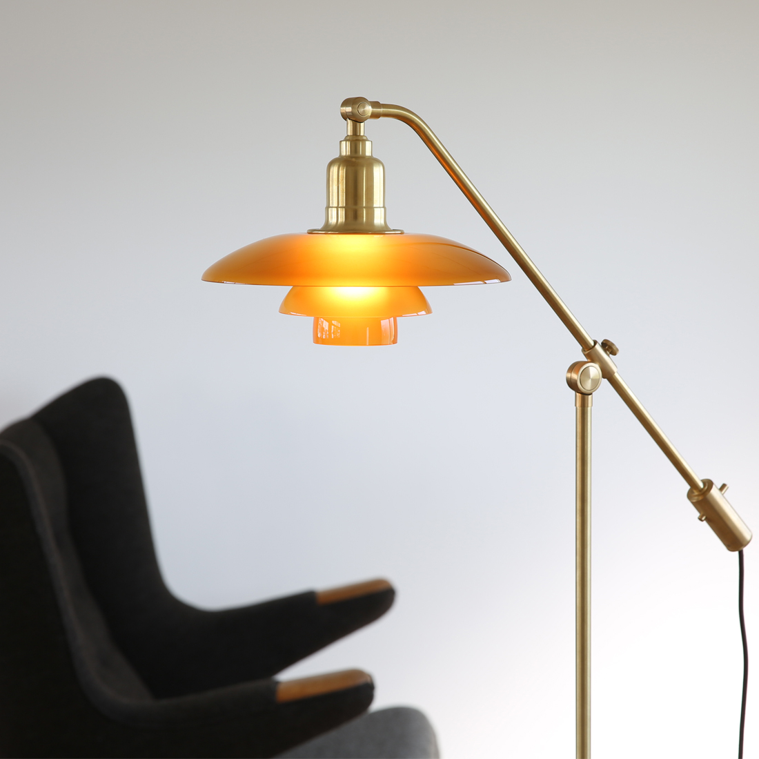 PH 3/2 琥珀色ガラスフロアランプ