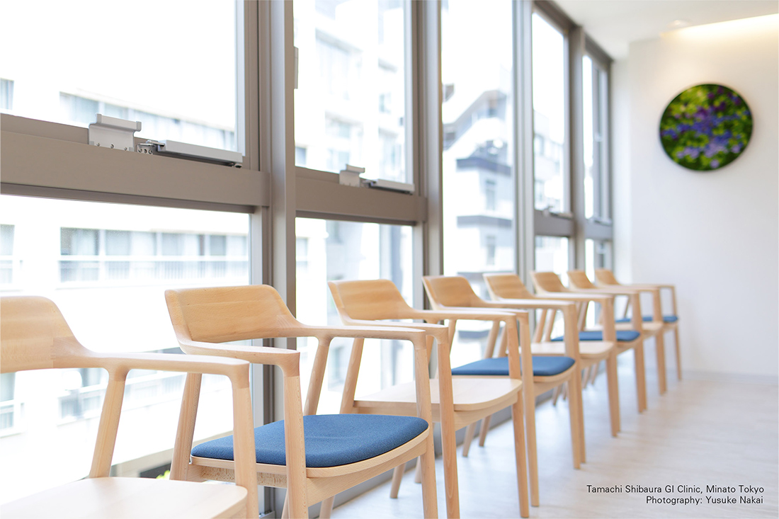 複数整列しているヒロシマアームチェア