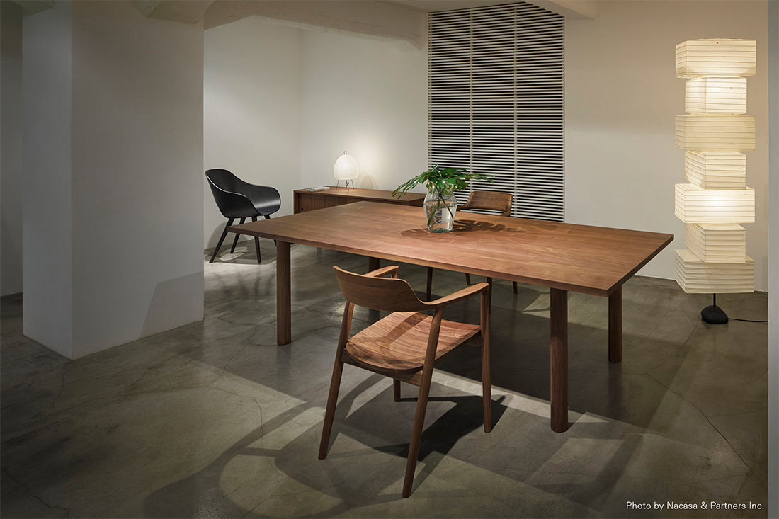 ヒロシマアームチェアのウォルナットのスタイリング空間