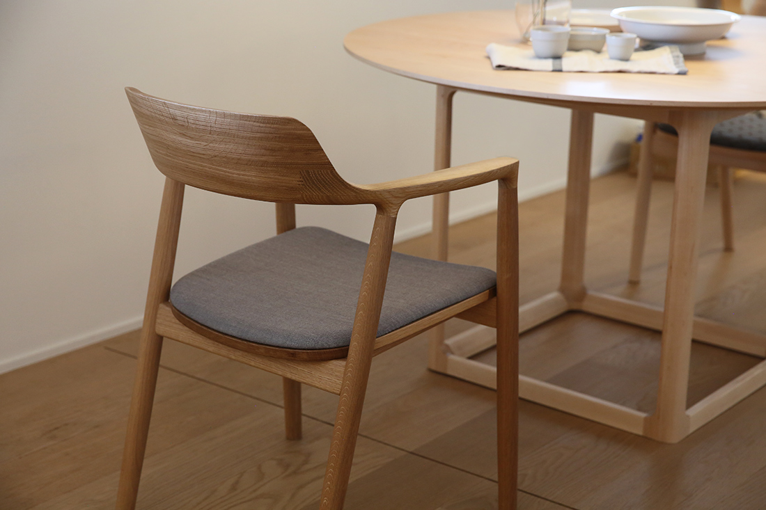 エンテーブルと合わせたヒロシマアームチェアの背面