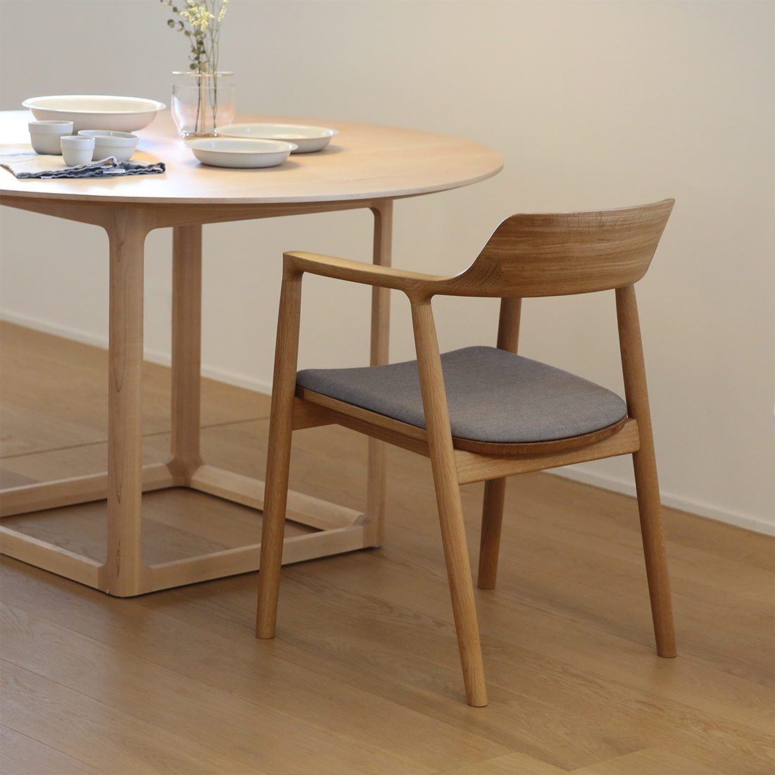 エンテーブルと合わせたヒロシマアームチェア