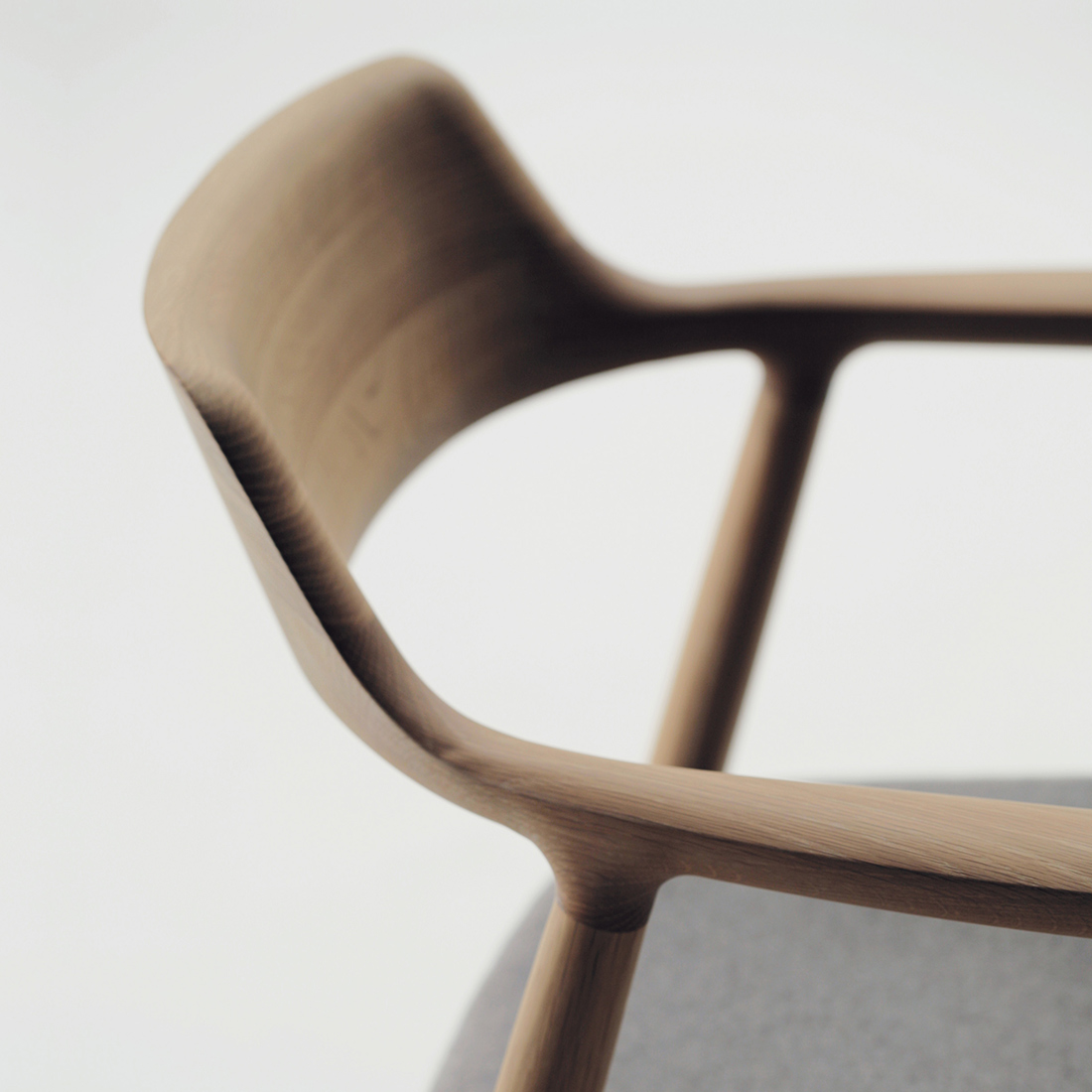 横から見たヒロシマアームチェアのアームと背もたれ