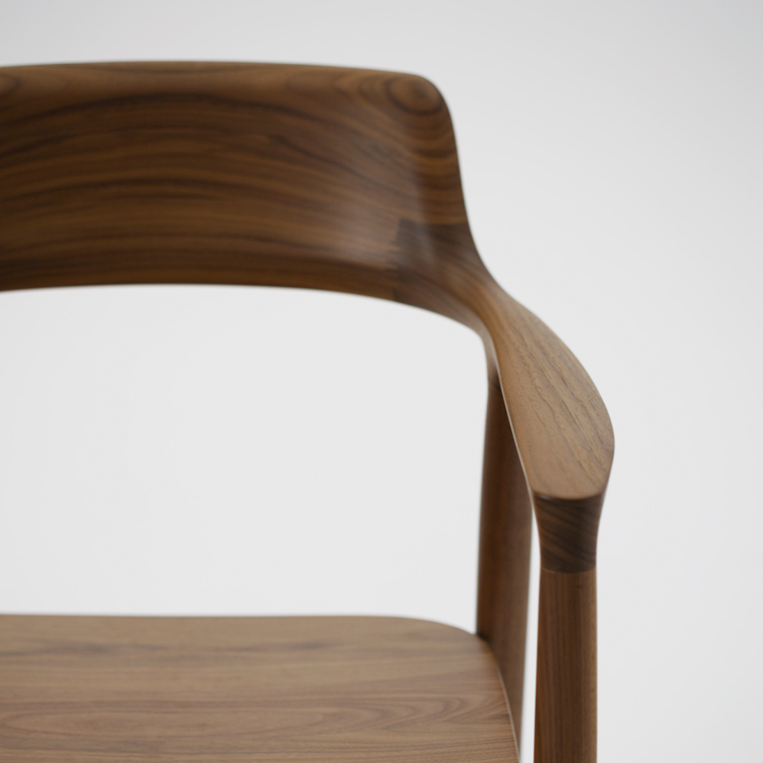 正面から見たヒロシマアームチェアのアームと背もたれ