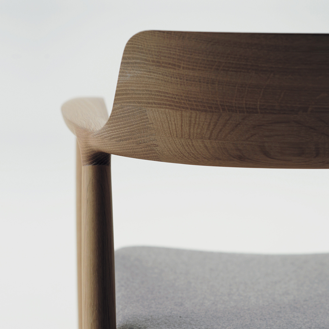 ヒロシマアームチェアの背面