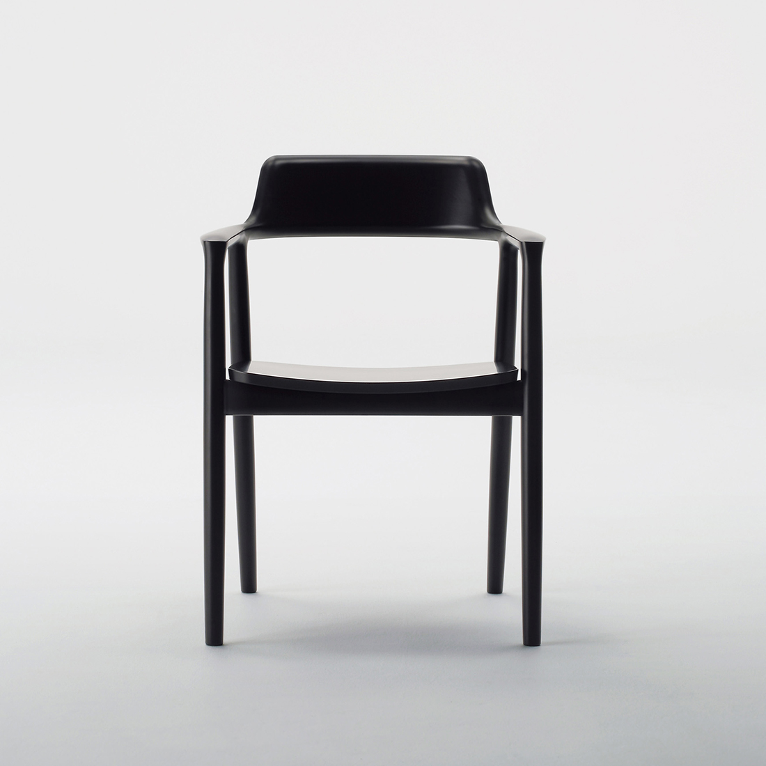 ヒロシマアームチェアのアンスチームドビーチマットブラック