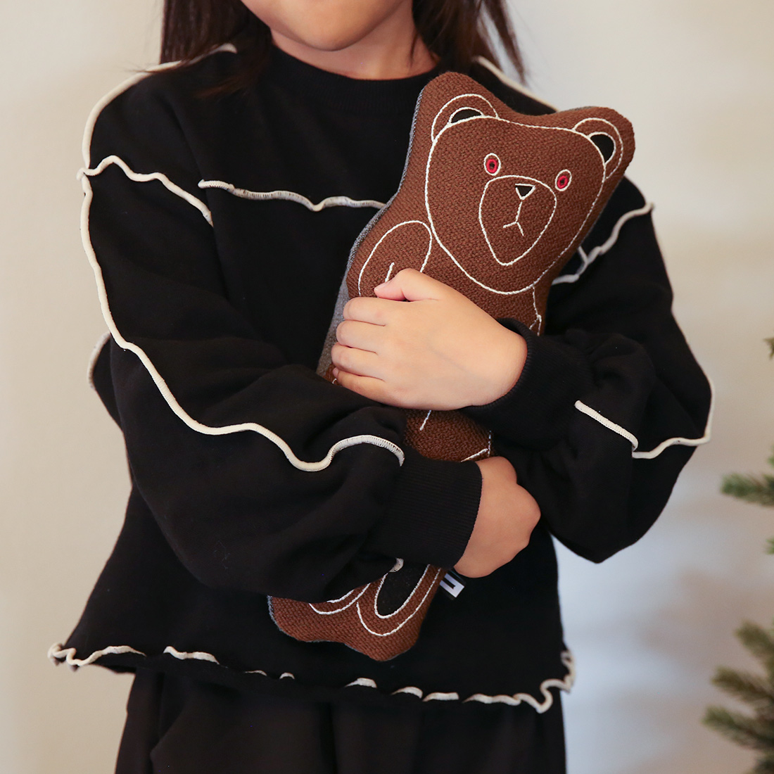 メレム クリクマベアを抱きしめる子