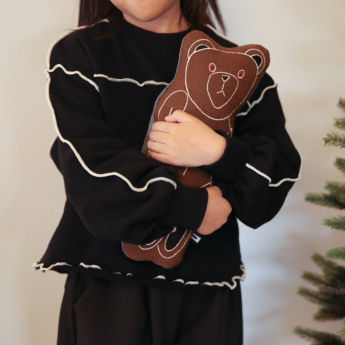 クリクマベアを抱きしめた子