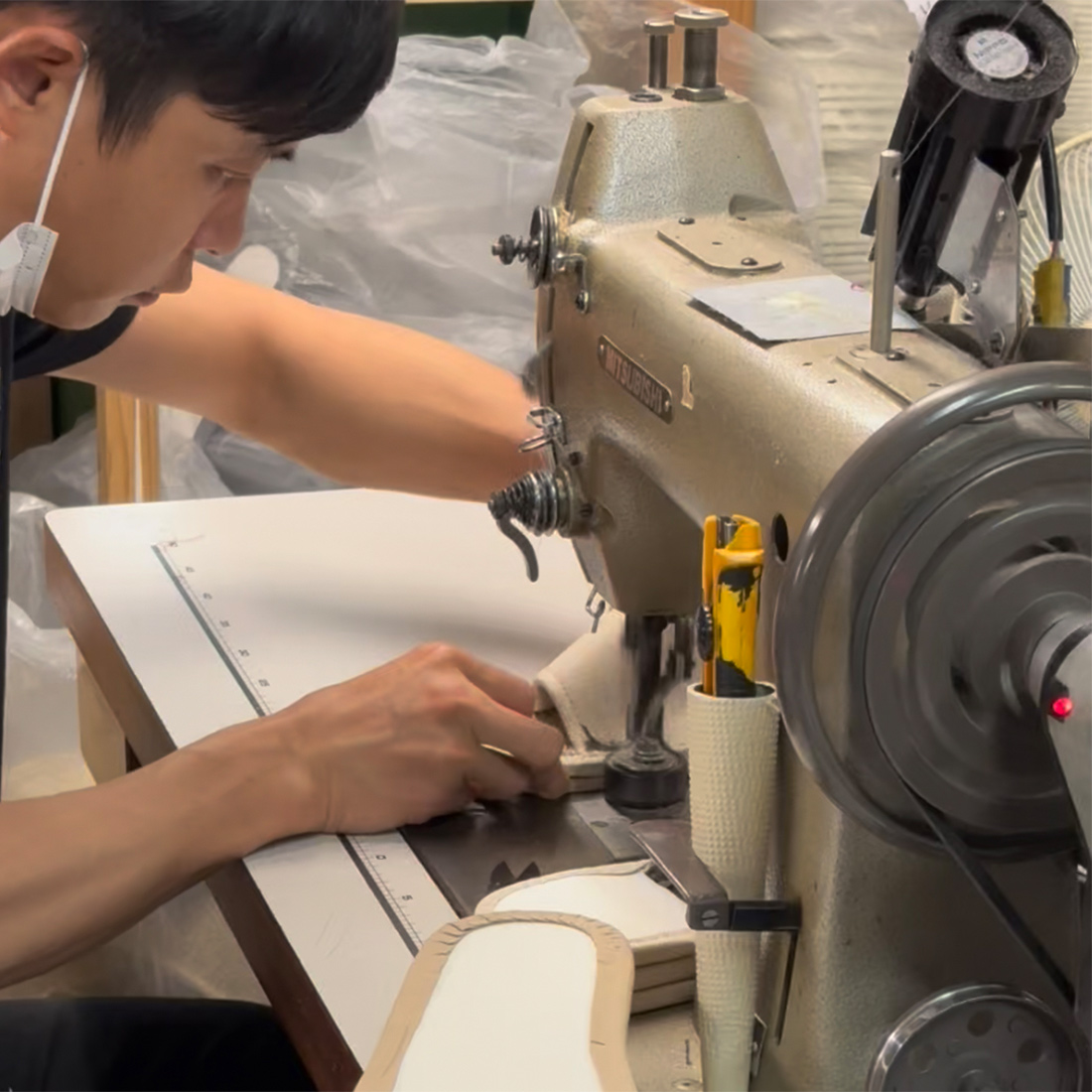 工場で商品をつくっている職人