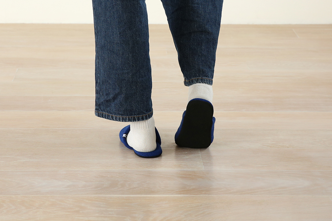 スリッパを履いた足元