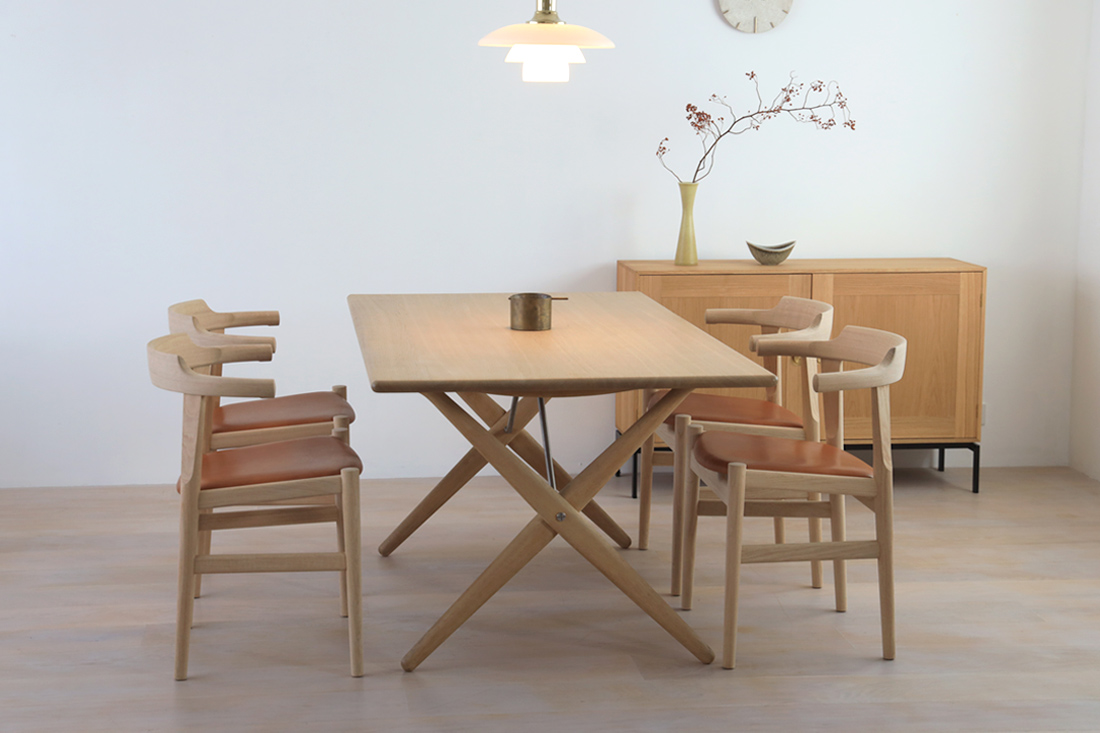 無垢材を使用したクロスレッグドテーブルは脚が交差した機能的なデザイン