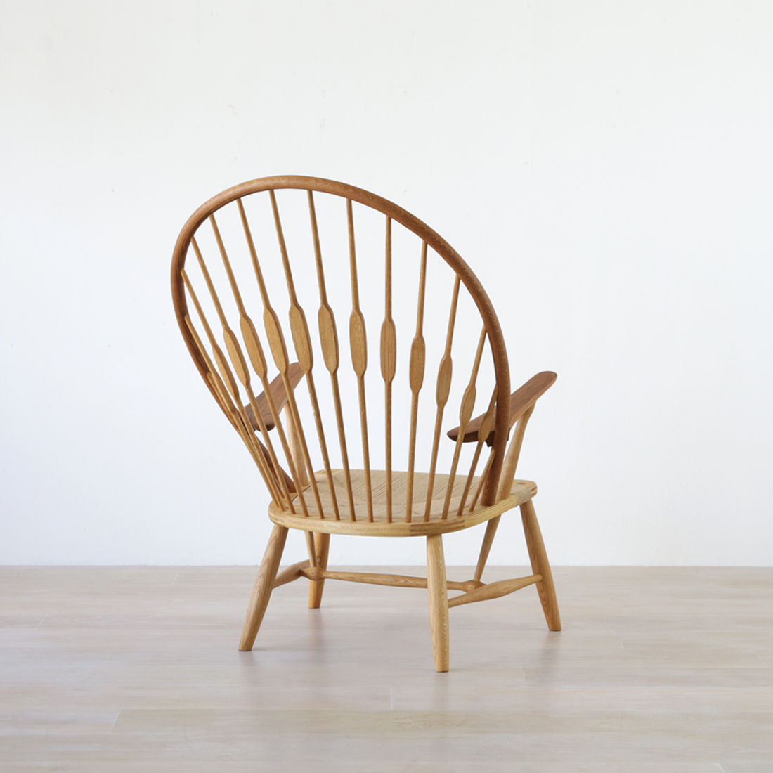 巨匠ウェグナーの彫刻的な一脚PP550