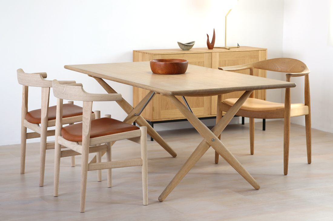 構造を美しく見せる建築的テーブルPP85