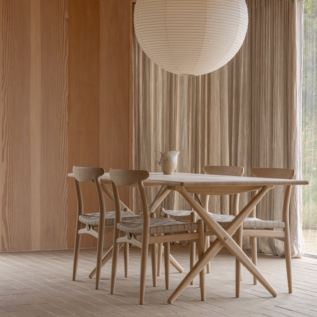 構造を美しく見せる建築的テーブルPP85