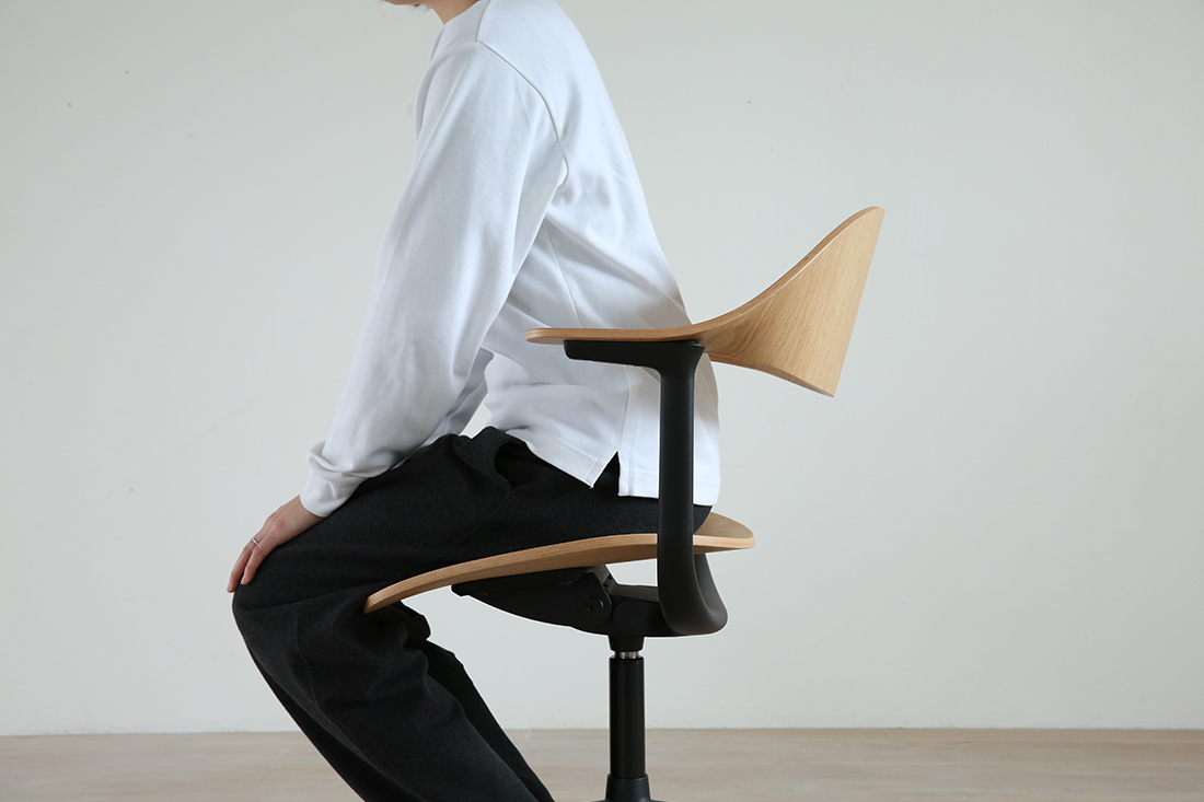 背もたれと座面がしなやかにたわむ