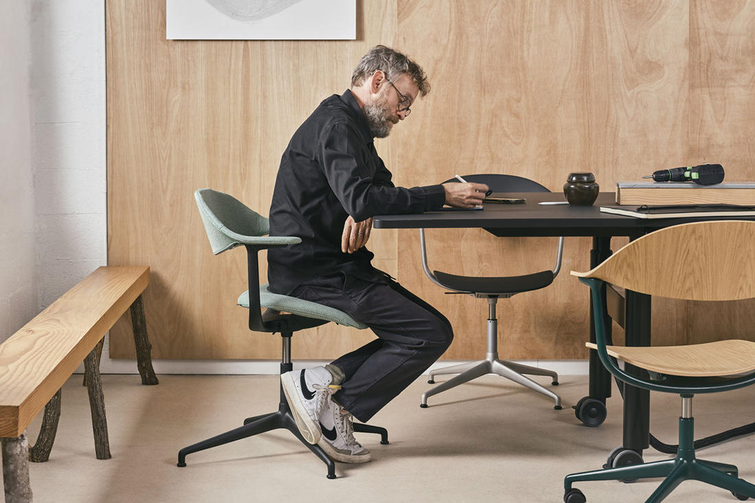 前かがみの姿勢にも寄り添う設計