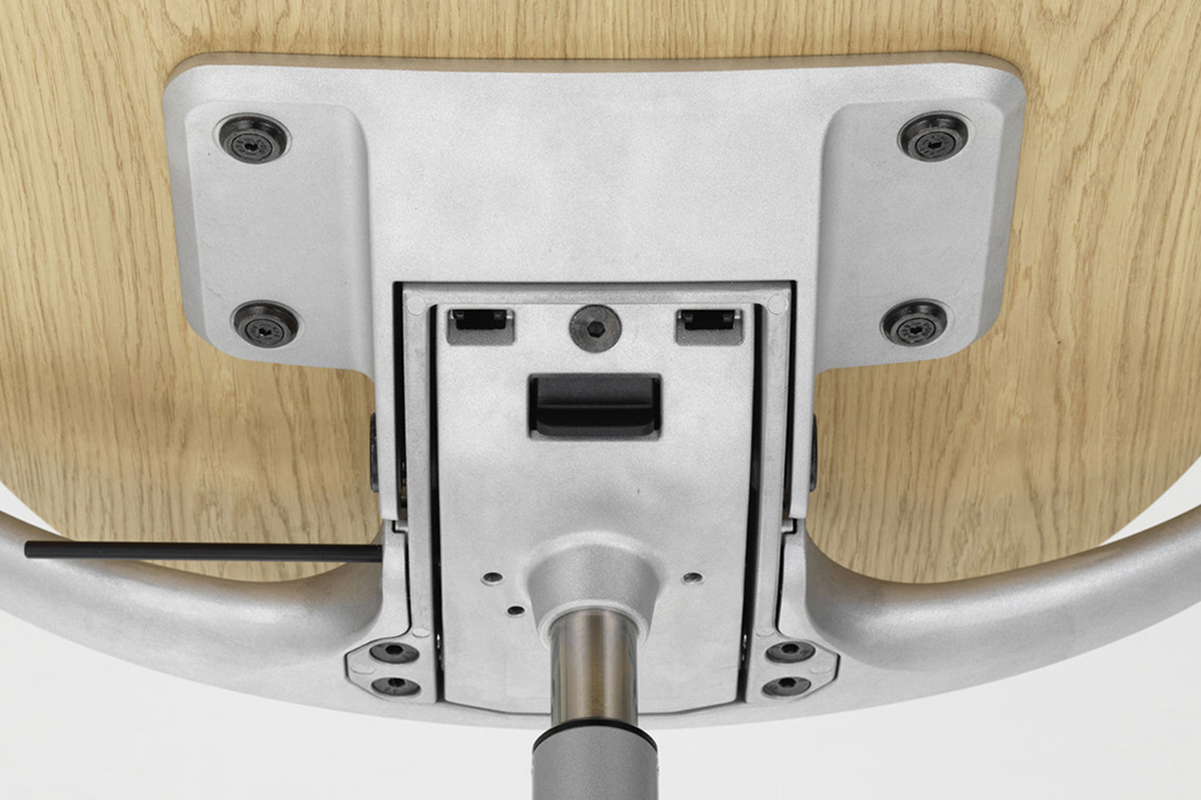 金属フレームの継ぎ目や裏面の仕上げ