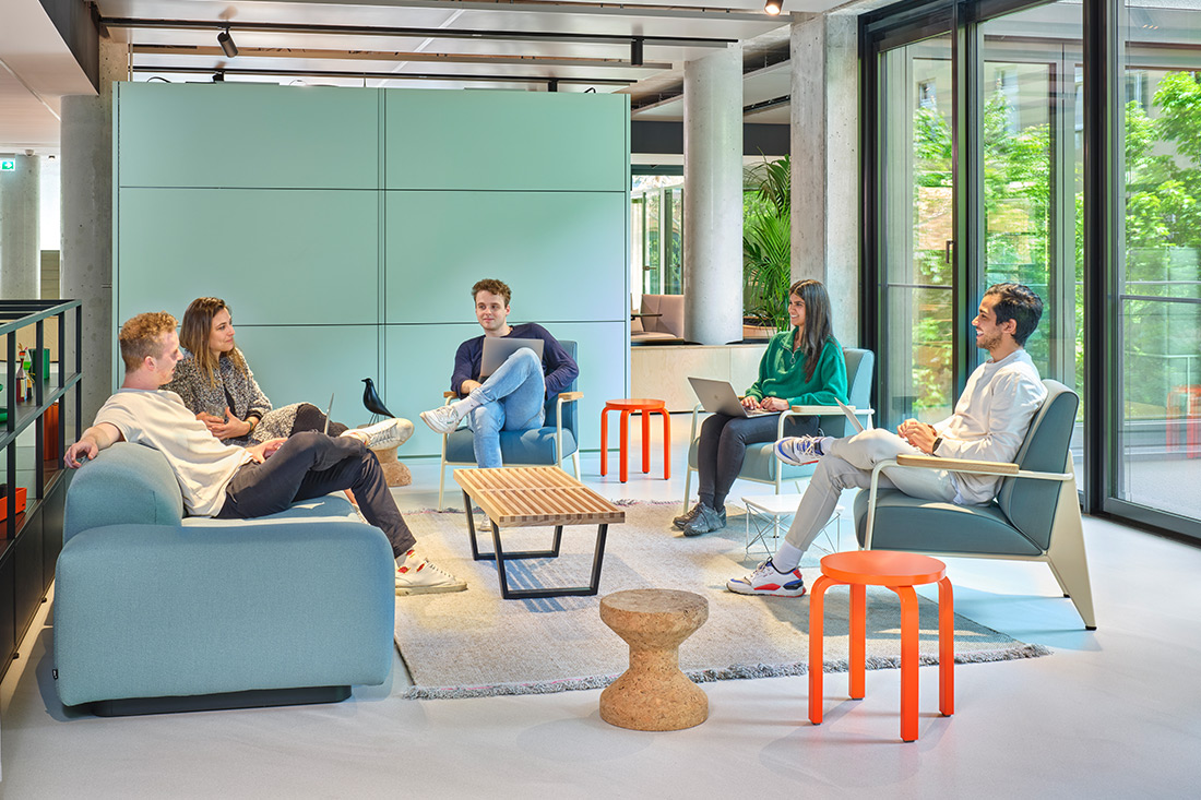 オフィスシーンで活躍するソフトモジュラーソファ