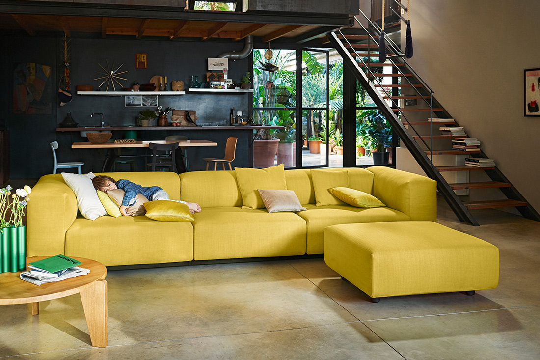 くつろいでいる子供とイエローのソフトモジュラーソファ