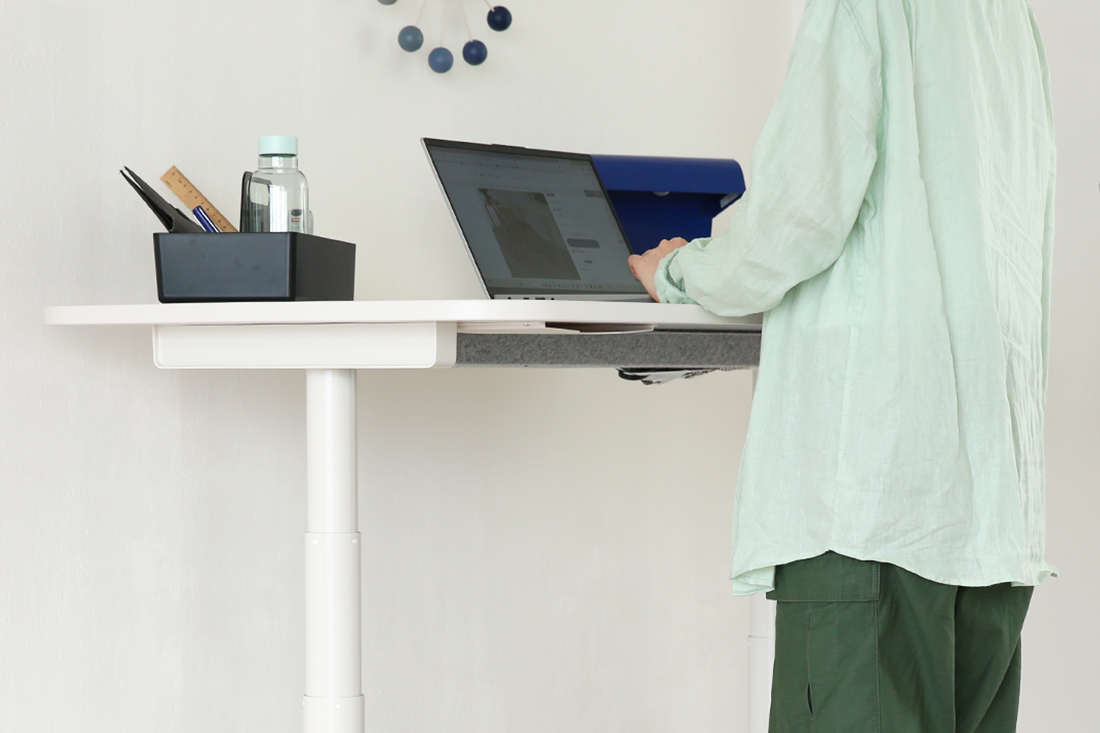 昇降デスクでPC作業する様子