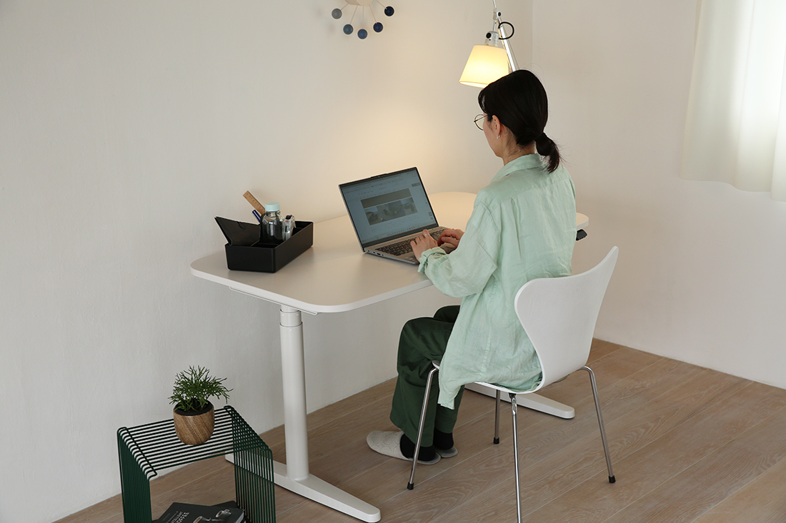 Tyde 2 Home DeskでPC作業をする女性