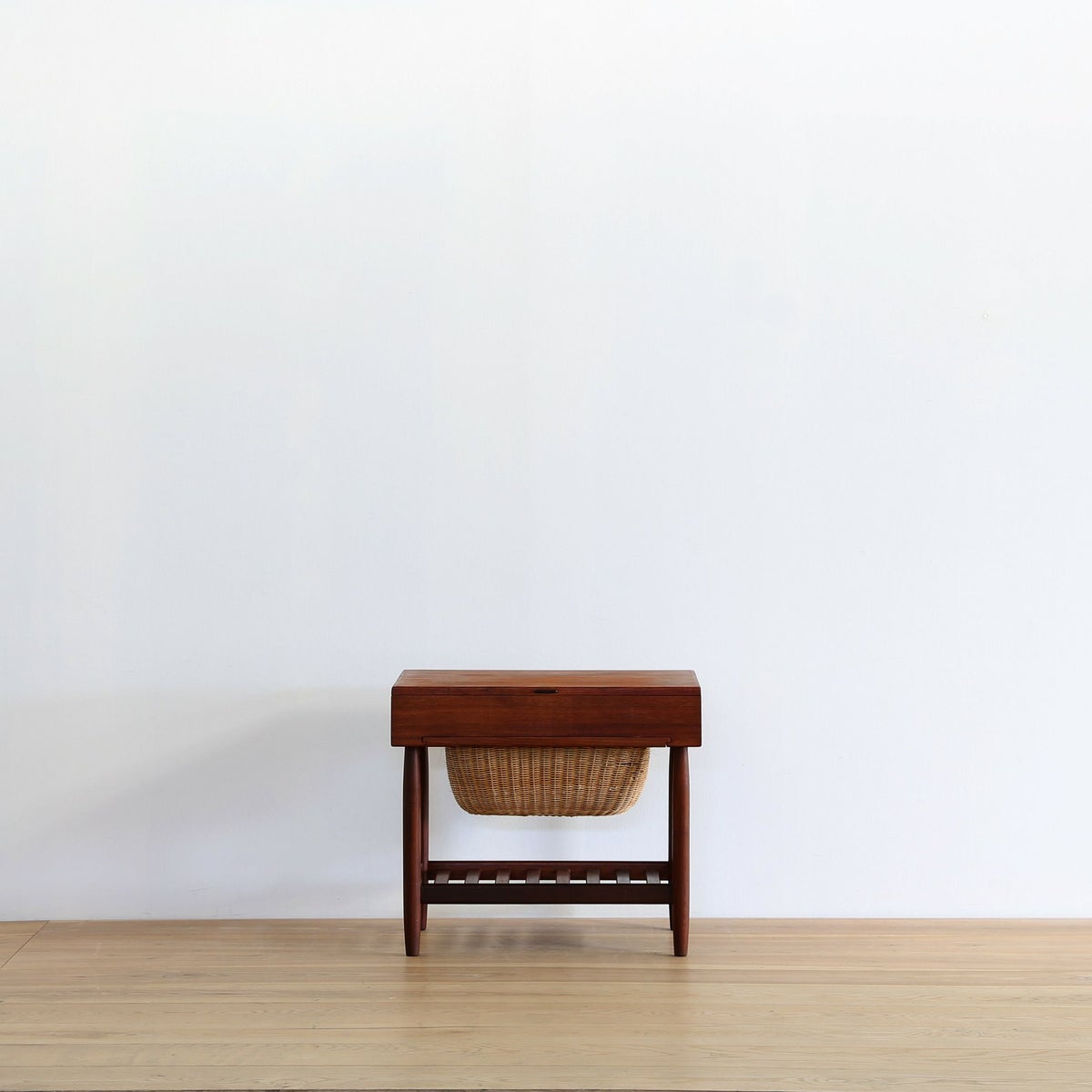 ソーイングテーブル / Ejvind A. Johansson（アイヴァン・A・ヨハンソン）（vd1909-85） 【北欧ヴィンテージ】