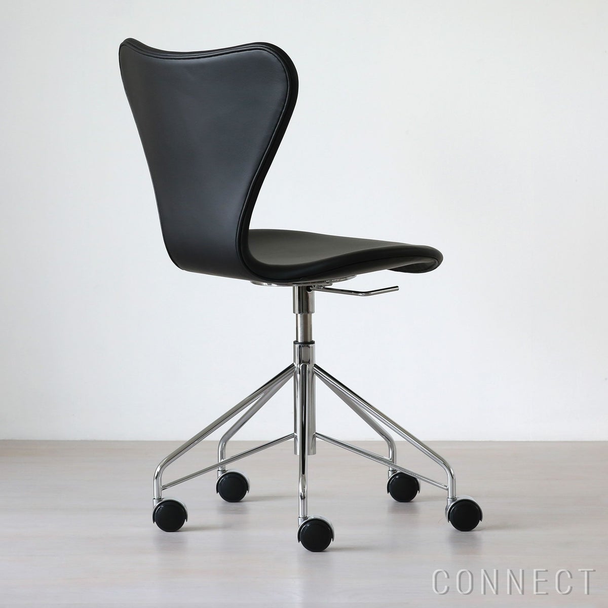 FRITZ HANSEN（フリッツ・ハンセン） / SERIES 7（セブンチェア） / キャスター付き回転ベース / Essential Leather（エッセンシャルレザー） / ブラック / フルパディング / エッセンシャルレザーキャンペーン