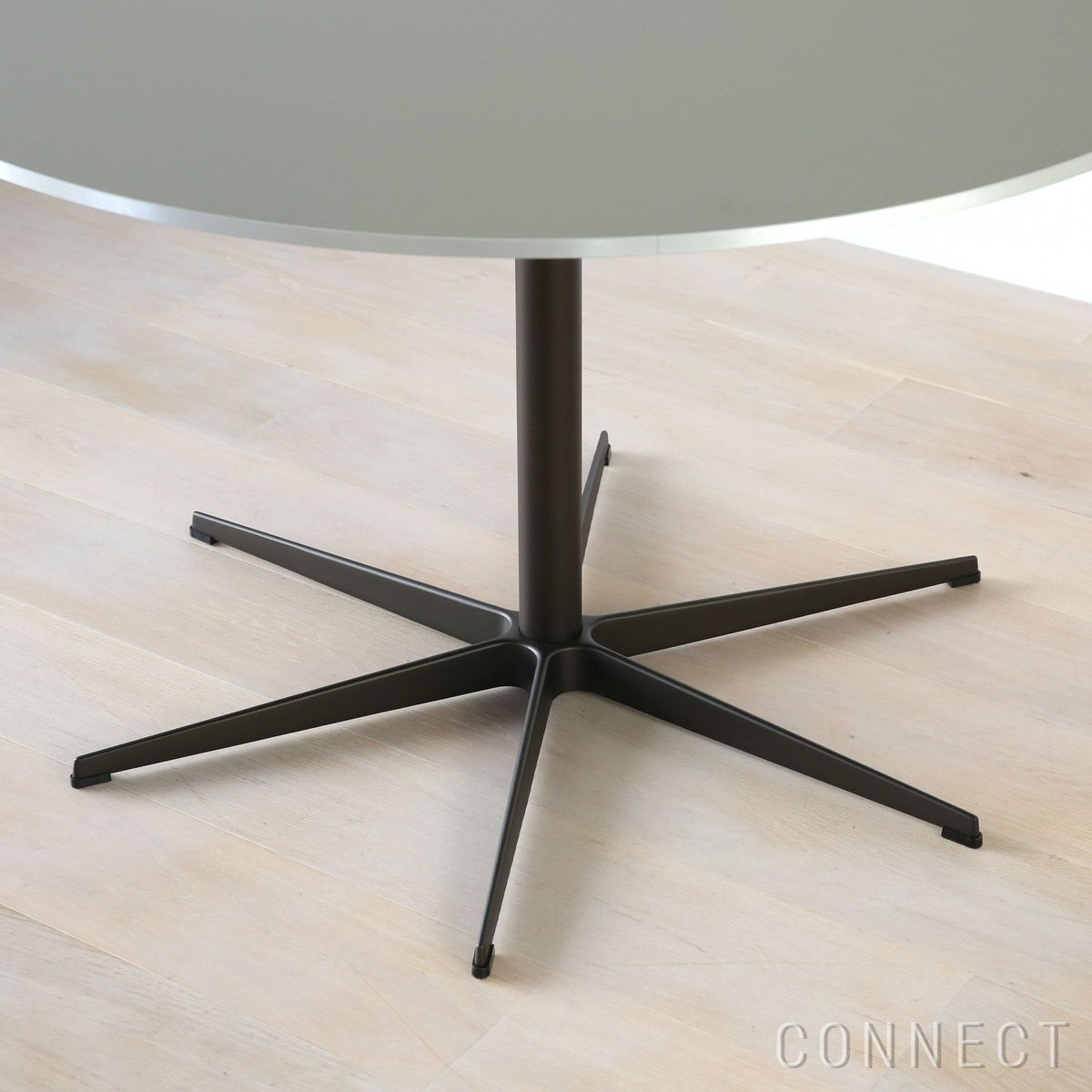FRITZ HANSEN（フリッツ・ハンセン） / TABLE SERIES（テーブルシリーズ）A825 / 円テーブル / グレー / ブラウンブロンズ脚 / Ø120cm