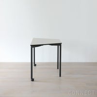 Vitra（ヴィトラ） / Map Table（マップテーブル）台形 W1500 / ベーシックダーク脚・パウダーコート仕上げ / ブレーキ・キャスター付き / デスク