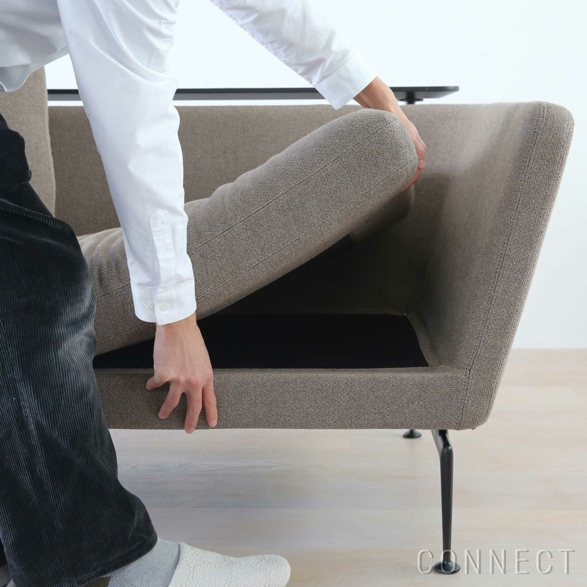 Vitra（ヴィトラ） / Suita Sofa 2-Seater back cushion Classic（ スイタ ソファ 2シーター バック クッション クラシック）トレー付き / Dumet 17 sand melange / ベーシックダーク脚・パウダーコート仕上げ