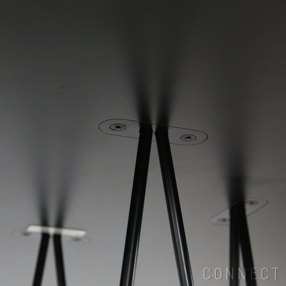 CARL HANSEN & SON （カール・ハンセン＆サン） E020 / EMBRACE TABLE / オーク材・ソープ仕上げ・ブラックラミネート・ブラック脚 / φ110cm / ダイニングテーブル