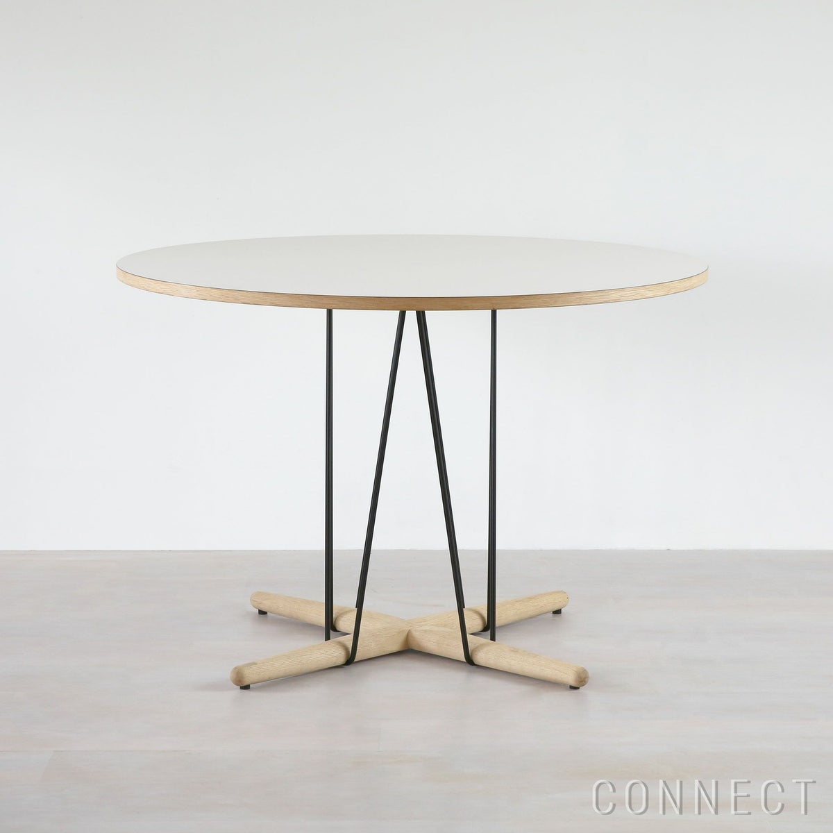 CARL HANSEN & SON （カール・ハンセン＆サン） E020 / EMBRACE TABLE / オーク材・ソープ仕上げ・ホワイトラミネート・ブラック脚 / φ110cm / ダイニングテーブル