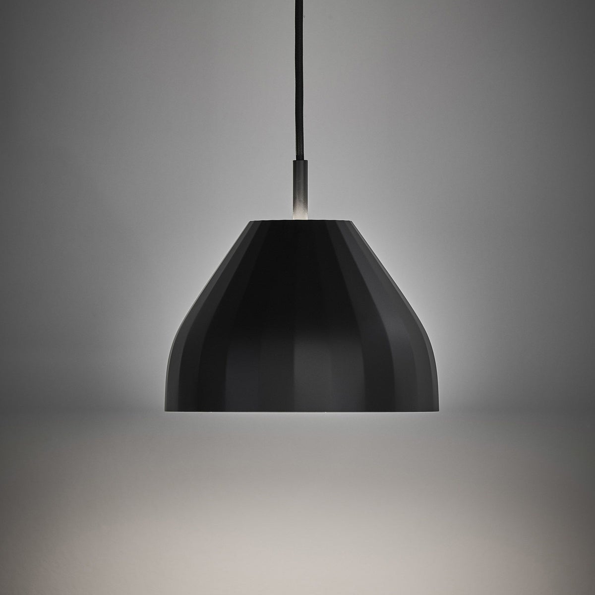 LE KLINT（レ・クリント） / Facet 140（ファセット） / φ240mm / 全2色 / ペンダントライト