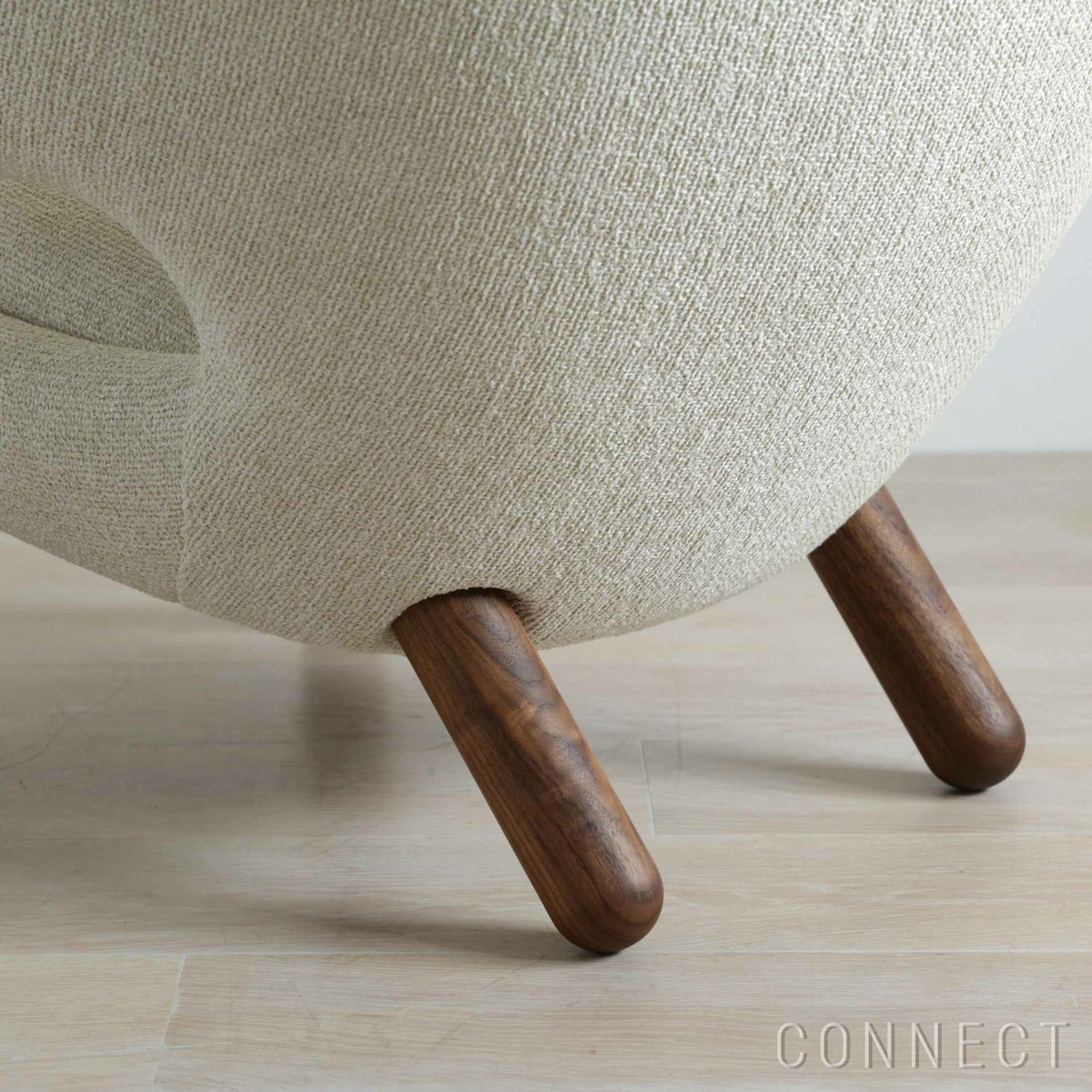 HOUSE OF FINN JUHL（ハウス・オブ・フィンユール） / PELICAN CHAIR W/ BUTTONS（ペリカンチェア） / ウォルナット材・オイル仕上げ / MOSS（モス）0018 / ボタン：VEGETAL