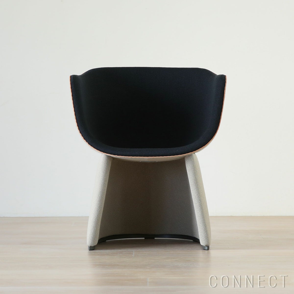 FRITZ HANSEN（フリッツ・ハンセン） / MONOLIT（モノリット） / Vidar（ヴィダー）0222 ベージュ×0182 アンスラサイト / レザーパイピングあり / ラウンジチェア