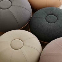 【2025年新色】FRITZ HANSEN（フリッツ・ハンセン） / Cecilie Manz（セシリエ・マンツ） / POUF（プフ）S / スチールグレー / ペールイエロー