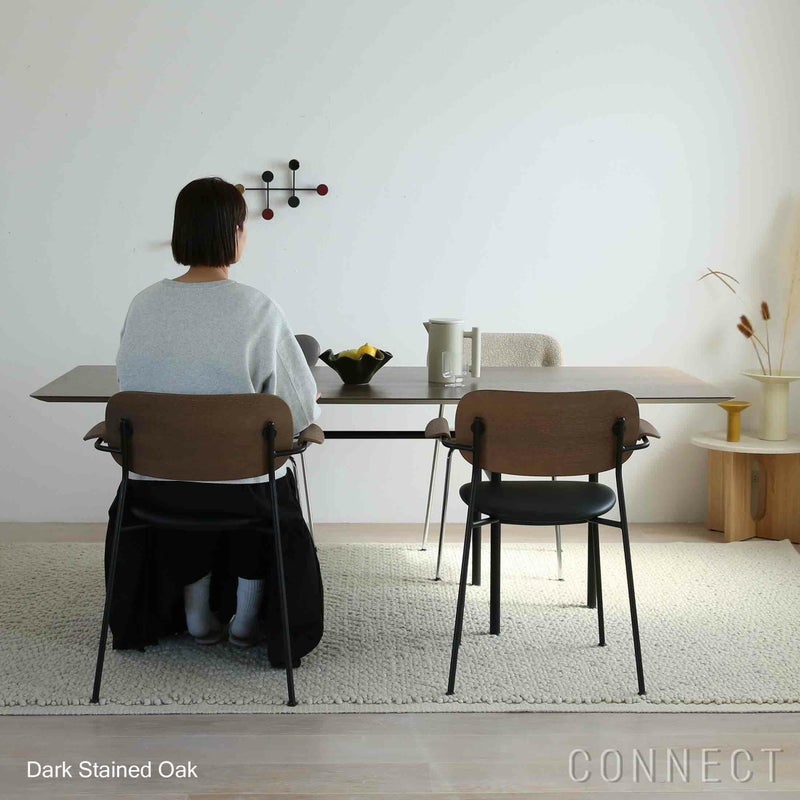Audo Copenhagen（オドー・コペンハーゲン） / CO DINING CHAIR（コ ダイニング チェア）/ アームチェア / Dark Stained Oak / Sierra（シエラ）1001 / ブラックベース