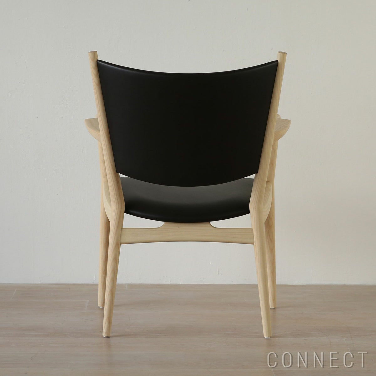 PP Mobler（PPモブラー） / PP240 Conference Chair（コンフェランスチェア） / アッシュ材・ホワイトバイオオイル仕上げ / エレガンスレザー（mocca）