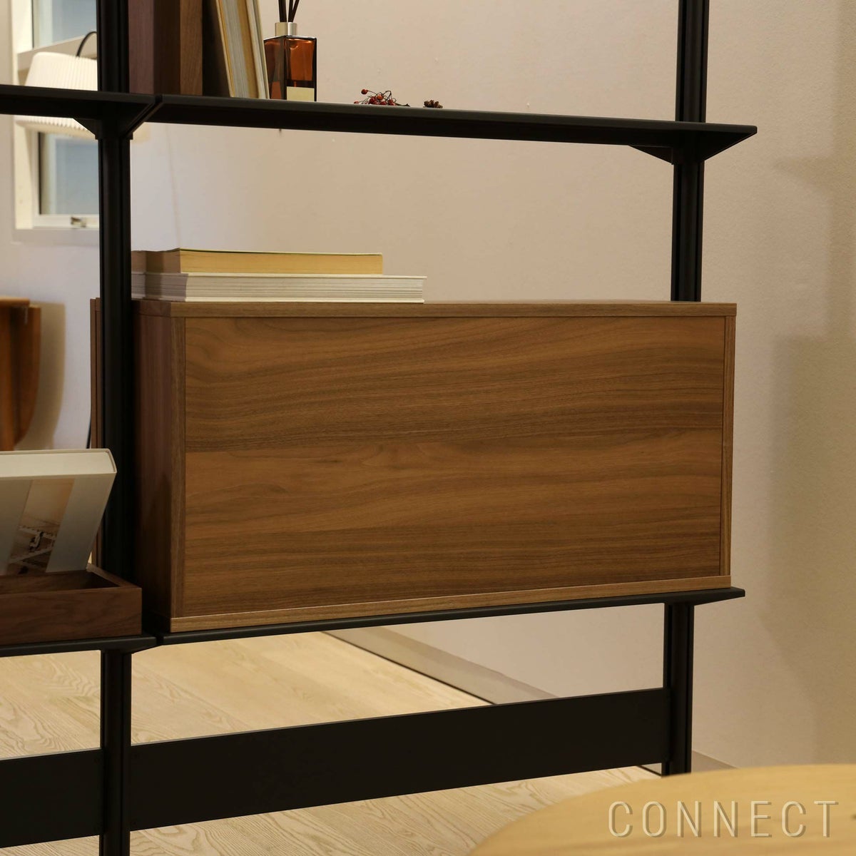 String Furniture（ストリング ファニチャー） / Pira G2（ピラ） / キャビネット＋オーガナイザー＋ブックエンド / W188×D34×H250cm / ウォルナット×ブラック / 床天井取り付け型収納