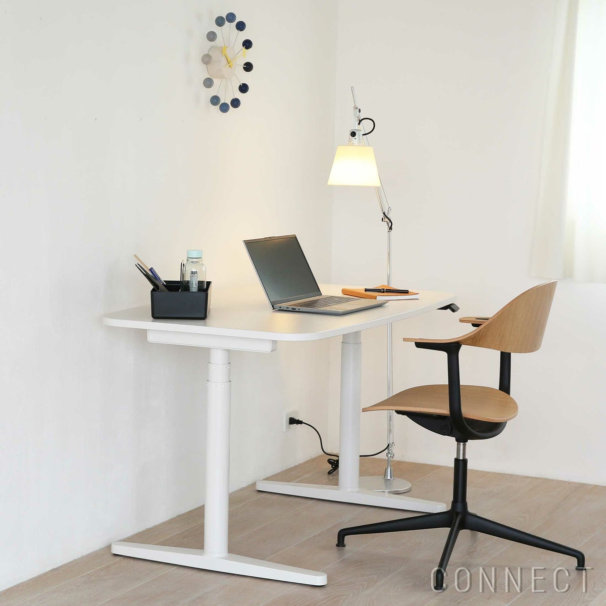 Vitra（ヴィトラ） / Tyde 2 Home Desk board shape（タイド2ホームデスク バレル） / メラミン天板 / ソフトライト脚・パウダーコート仕上げ / 130×75cm / 電動昇降デスク
